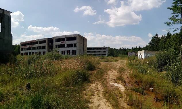 Bývalá kasárna jihozápadně od vsi