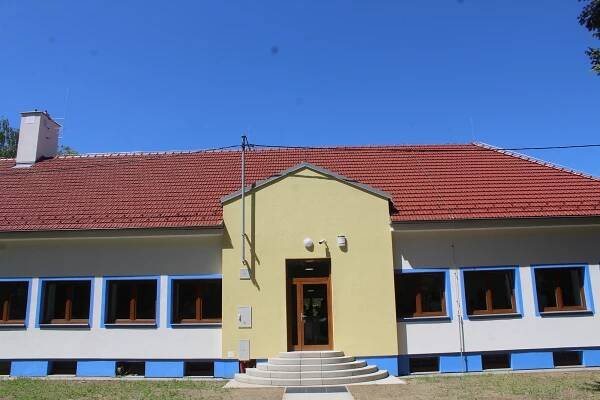 Stočtyřicetiletý kulturní dům v Rohatci je bílomodrý a jako nový