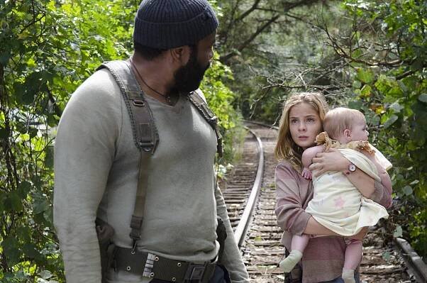 Živí mrtví - V háji - Z filmu - Chad L. Coleman, Brighton Sharbino