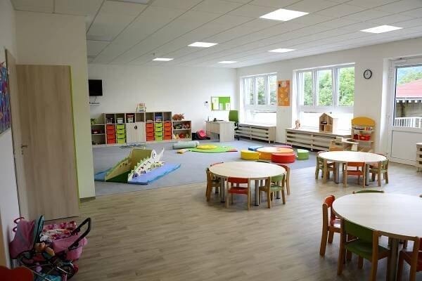 PODÍVEJTE SE: V Hýskově děti přestřižením pásky slavnostně otevřely novou školku