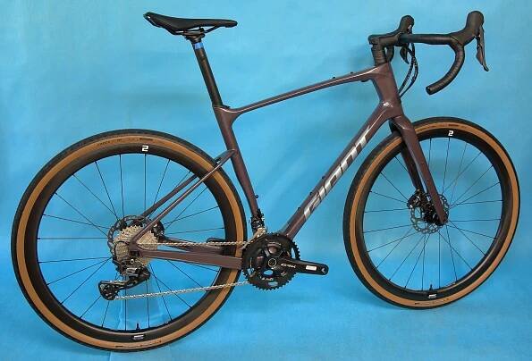GIANT Revolt Advanced 0 2024 Charcoal Plum - gravel kolo s karbonovým rámem. DOPRODEJ: velmi výhodná cena