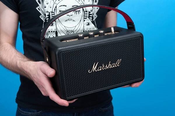 Marshall Kilburn III in der Hand