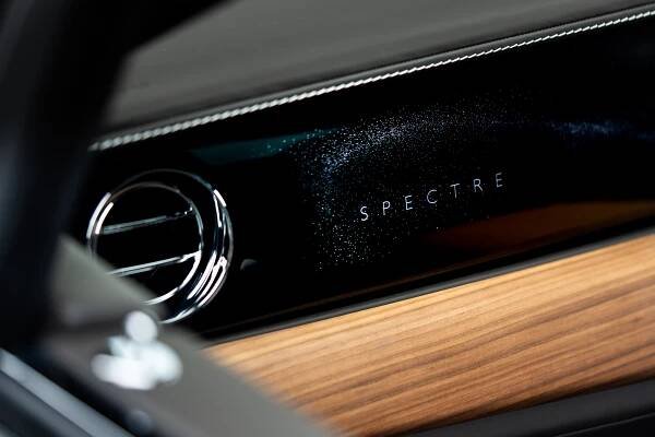 Za volantem elektrického Rolls-Royce. Spectre nešokuje čísly, přesto je výjimečný
