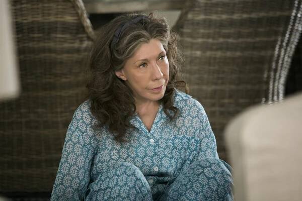 Grace a Frankie - Zemětřesení - Z filmu - Lily Tomlin