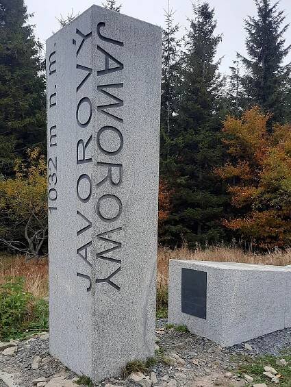 Vandalovi vadil polský památník v Beskydech. Zanechal na něm vulgární urážky