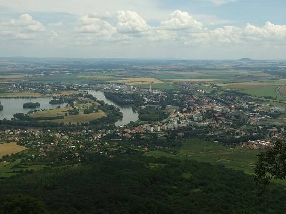 Soubor:Lovosice, Lovoš, pohled na město Lovosice.JPG