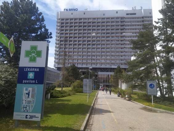 Velký převoz 19 pacientů s covidem z Brna do Prahy: Čtyři lidé jsou na plicní ventilaci