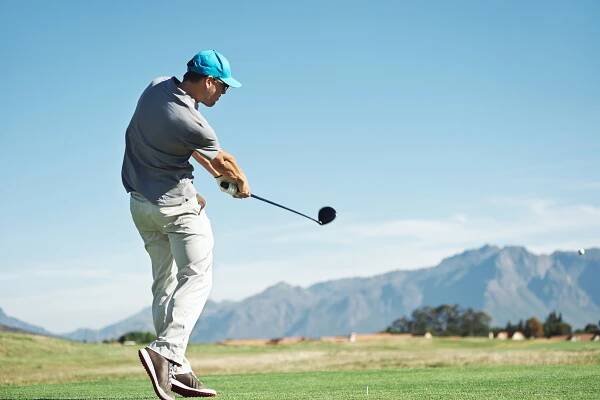 Golfista bít tee shot — Stock obrázek