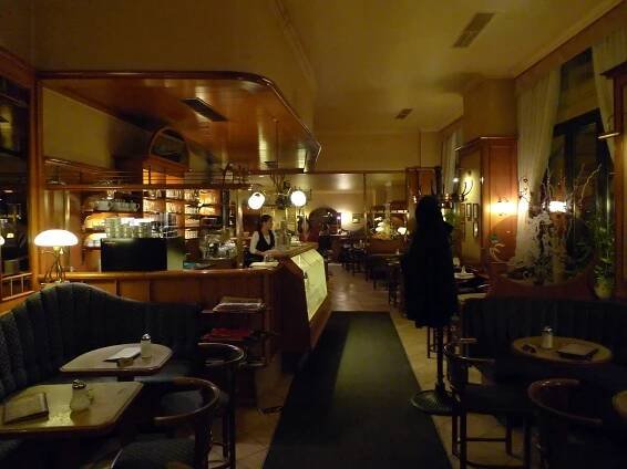 File:Café Mélange, Wien.jpg - Wikimedia Commons