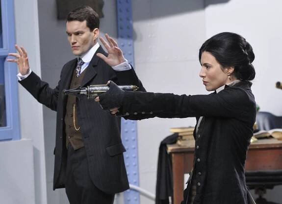 Skladiště 13 - Napříč časem - Z filmu - Gareth David-Lloyd, Jaime Murray