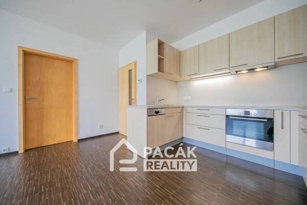 PACÁK REALITY s.r.o. Pronájem prostorného bytu 2+kk s lodžií a vnitřním garážovým stáním v zánovní novostavbě v Olomouci