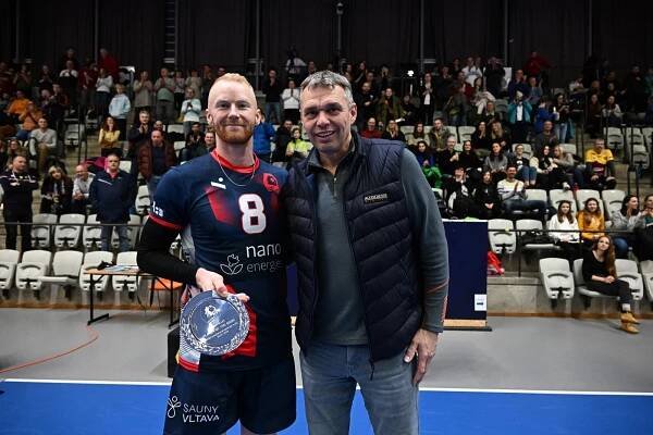 Casey Schouten přebírá z rukou Jana Beneše cenu pro MVP zápasu.