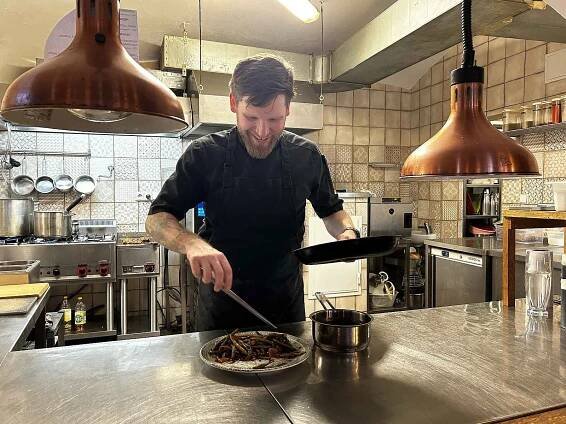 Příprava jídel v restauraci Sůl & Řepa ve Strakonicích.