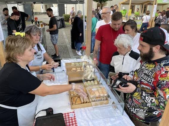 Premiéra Tvargle festu zaplnila náměstí. Pivo, tvarůžky a muzika táhly