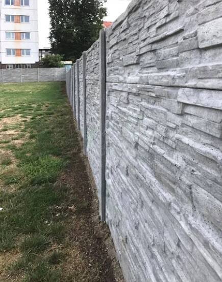 Betonová deska plotová, jednostranná – 200 x 50 cm štípaný kámen - šedý