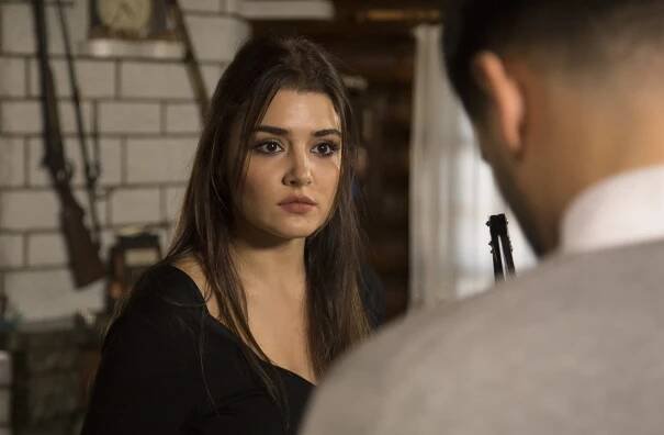 Turecká herečka a modelka Hande Erçelová v telenovele Černá perla