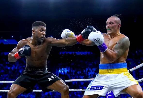 Boxeři Oleksandr Usyk a Anthony Joshua v boji o tituly profesionálního mistra světa v těžké váze organizací WBA, WBO, IBF a IBO.