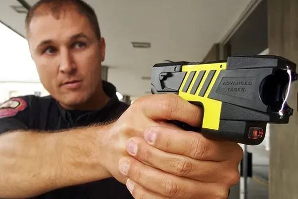 005-taser8F2F5BA2-4903-FDE5-C77E-796A7F5A5226.webp