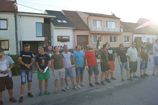 Ruční stavění máje 2016 - Oficiální stránky obce Tvrdonice