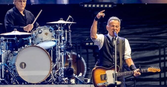 Bruce Springsteen přivezl do Prahy rock, emoce i jasný politický vzkaz. Do Letňan na něj přišlo 60 tisíc lidí