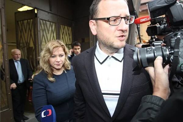 Fotogalerie: Jana Nečasová, dříve Nagyová, odchází s expremiérem Petrem Nečasem od...