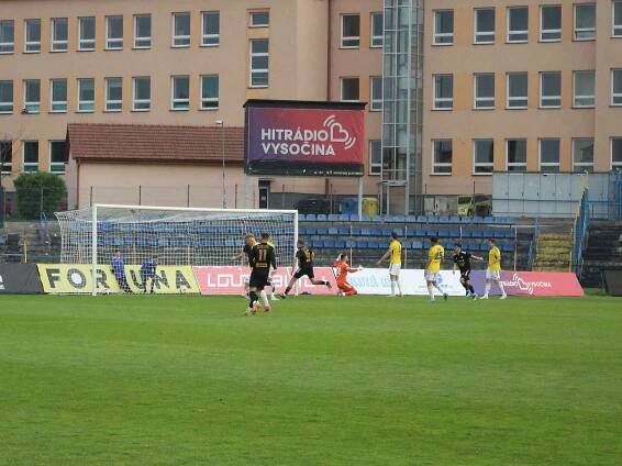 V utkání 26. kola druhé fotbalové ligy ztratil FC Vysočina Jihlava dvoubrankové vedení a s FK Varnsdorf (v černém) jen remizoval 3:3.