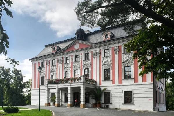 Velké Hoštice: Zámek i pěchotní srub