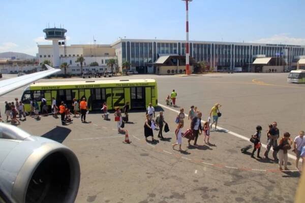 Lidé nastupující do letadla na letišti Heraklion