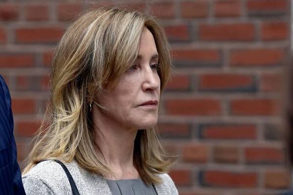Herečka Felicity Huffmanová se před federálním soudem přiznala k účasti na...