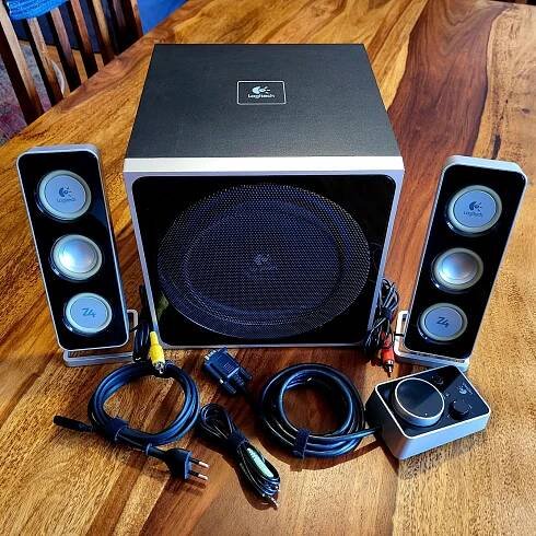 Logitech Z4 2.1 Sound System, 2x Speakers, 1x Subwoofer - Počítače a hry