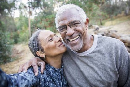 senior černý pár, který si během cvičení pořizoval selfie - black couple hiking - stock snímky, obrázky a fotky