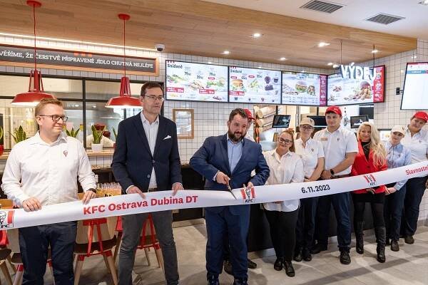 KFC na Dubině je otevřeno. Prvních 100 zákazníků v Ostravě mělo kyblík zdarma