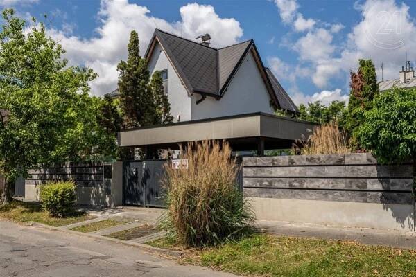 Exkluzivní Vila Bergman, 7+kk, s pozemkem 594 m2, Praha Malešice.