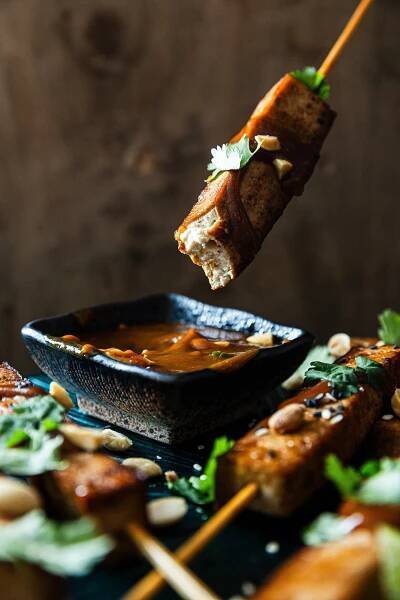 Asie plná chutí. Tofu satay se znamenitou arašídovou omáčkou | Forbes