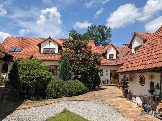 Nádvoří a parkování