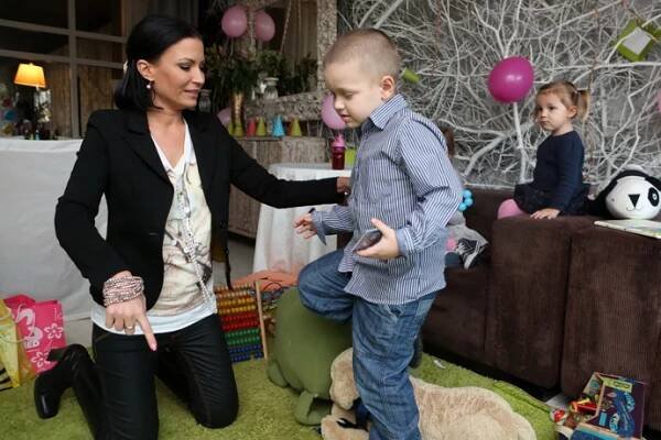 V roce 2014 nechala Gabriela svému synovi změnit příjmení a z Kristiána Kokty se stal Kristián Partyš.