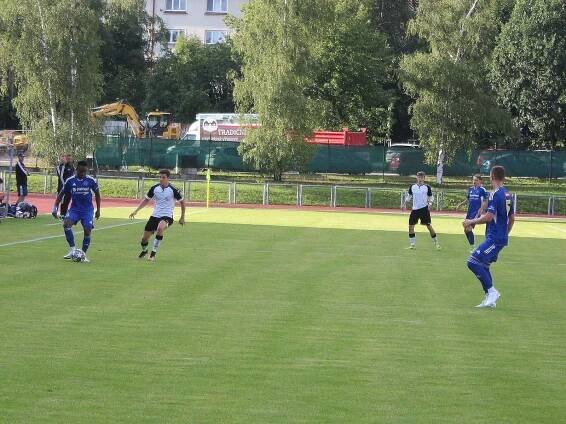 V prvním kole MOL Cupu vyhráli jihlavští fotbalisté (v modrém) na hřišti Havlíčkova Brodu 8:0 (2:0).