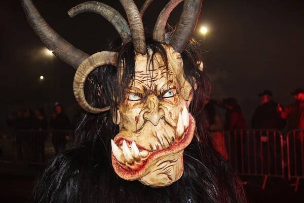 VIDEO: Do Ostravy dorazili děsiví Krampus čerti. Někdy se sápali i lidé na ně