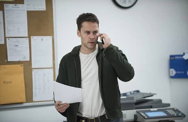 Temný případ - Černé mapy a pokoje v motelu - Z filmu - Taylor Kitsch