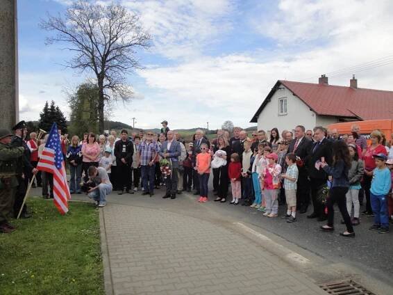 Slavnostní odhalení památníku kapitulace německých vojsk - 4.5.2015 - Oficiální stránky městys Všeruby