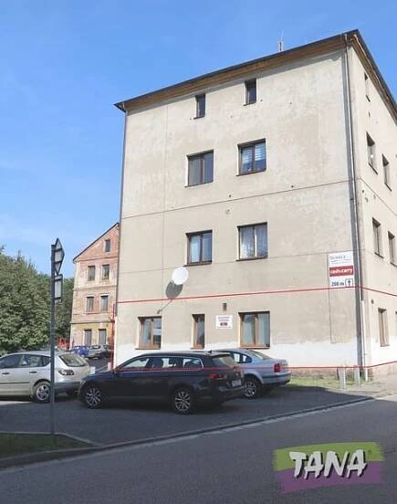 dům s bytem v přízemí a parkovištěm
