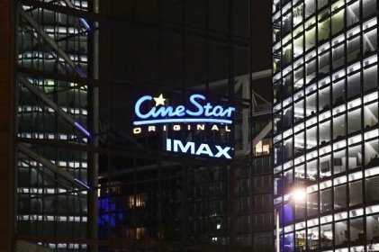 CineStar Kino im Sony Center Berlin. Neon - Leuchtschrift für das CineStar Originalkino und dem IMAX.