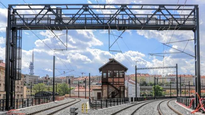 Na opravený Negrelliho viadukt se vrací vlaky. Ve své době byla stavba světovým unikátem