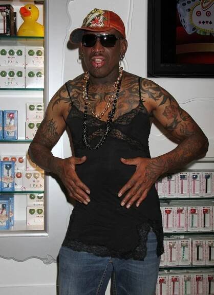 Bouřlivák Dennis Rodman oslavil padesátku: Dorazil v dámském tílku a vypadal na dvacet