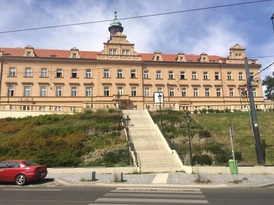 První „školu“ ve Vršovicích vedl učitel Holub: Všechny děti se těsnaly v malé světničce. Kde stála první...