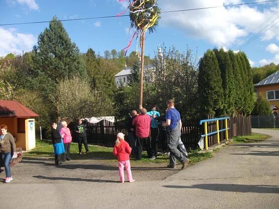 Stavanie mája 2016 – Obec Roškovce