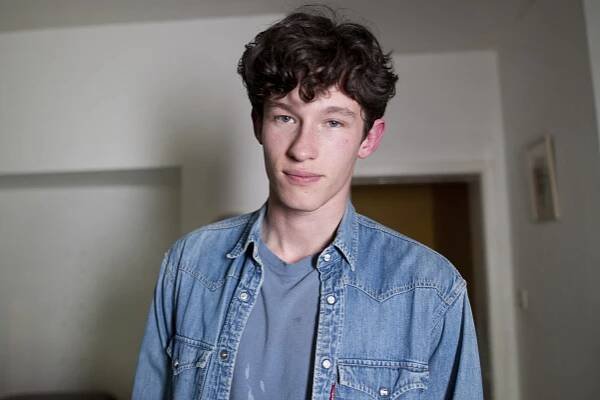 Loučení - Promo - Callum Turner