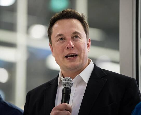 Elon Musk představí čip, který propojí lidský mozek s počítačem