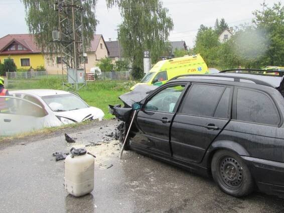 Při střetu dvou osobních vozidel byly zraněny čtyři osoby - ZLIN.CZ