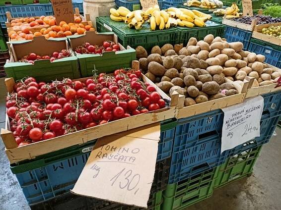Návštěvnost farmářských trhů opadá. Stánkaře živí přeprodávaná zelenina